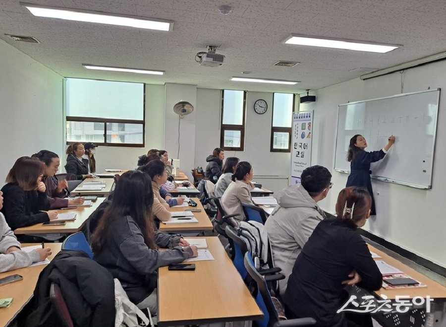 ‘한국어 교실’에서 맞춤형 교육 중인 결혼이민자들 모습. 사진제공|부천시청