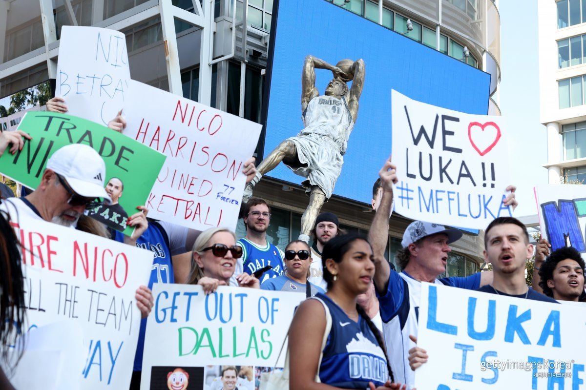 니코 해리슨 단장의 경질을 요구하는 댈러스 매버릭스 팬. 사진=게티이미지코리아