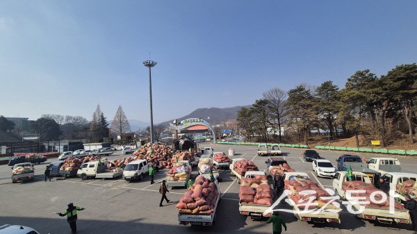 상주시새마을회가 상주시민운동장에서 헌옷모으기 경진대회를 하고 있다. 사진제공 ㅣ 상주시