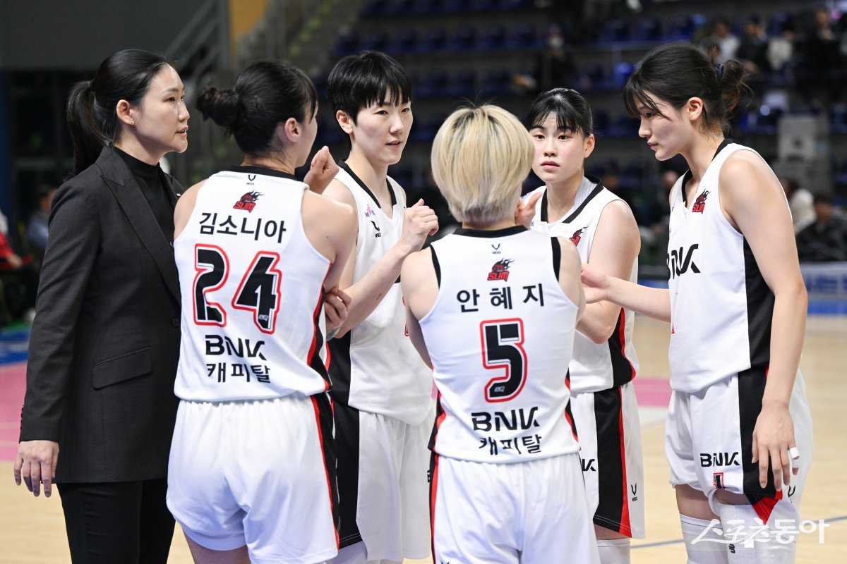 부상자들의 복귀로 다시 완전체를 이룬 BNK가 우승에 또 도전한다. 지난해 챔피언 결정전 진출에 성공했던 BNK가 이번 시즌에는 별을 달게 될지 주목된다. 사진제공|WKBL