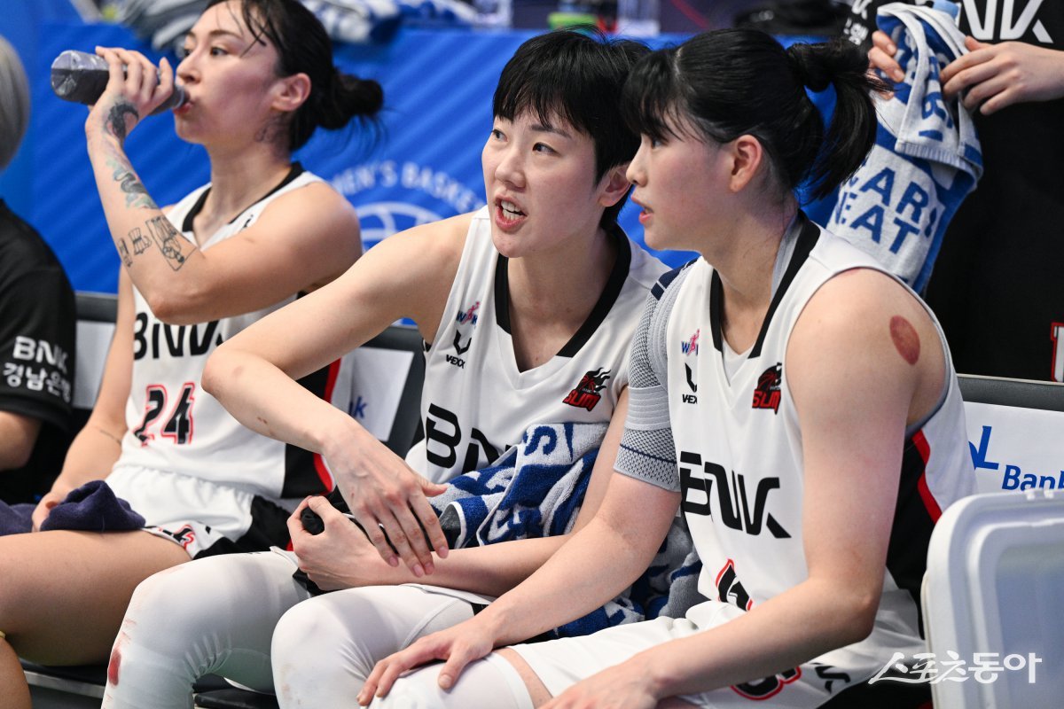 경기 도중 얘기를 나누는 BNK 박혜진(가운데)과 이소희(오른쪽). 둘의 복귀로 BNK는 PO에서 완전체로 승부를 걸 수 있게 됐다. 사진제공|WKBL