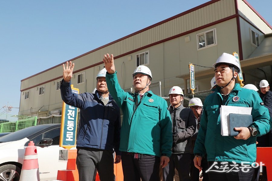 지난 26일 김성제 의왕 시장이 직접 현장을 찾아 안전조치 사항을 면밀히 점검했다. 사진제공|의왕시청