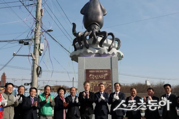 청하공진시장에서 청하 주민들이 기념촬영을 하고 있다. 사진제공|포항시