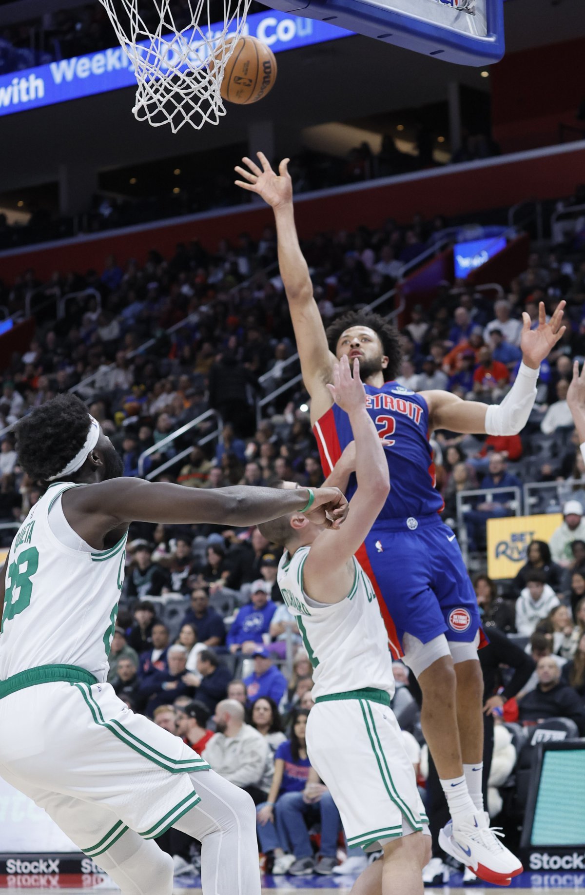 디트로이트 케이드 커닝햄(오른쪽)이 27일(한국시간) 리틀 시저스 아레나에서 열린 보스턴과 홈경기 도중 플로터를 시도하고 있다. 디트로이트는 보스턴을 넘어 8연승의 상승세를 이어갔다. 디트로이트(미 미시간주)|AP뉴시스