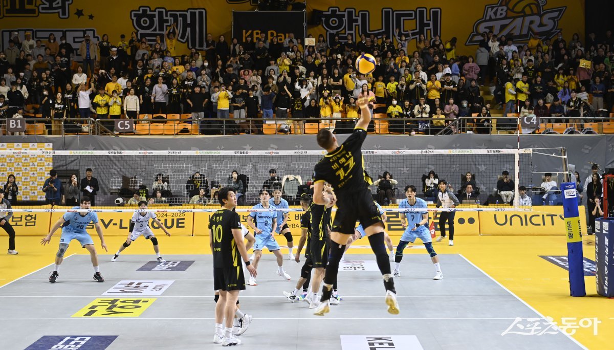 KB손해보험은 ‘도드람 2024~2025 V리그’ 남자부에서 현대캐피탈-대한항공의 양강 체제를 위협하는 강팀으로 거듭났다. 시즌 도중 불가피하게 경민대 기념관을 임시 홈구장으로 사용할 수밖에 없었지만, 이곳에서 8전승을 달리며 ‘경민불패’라는 신조어를 낳았다. 스포츠동아DB