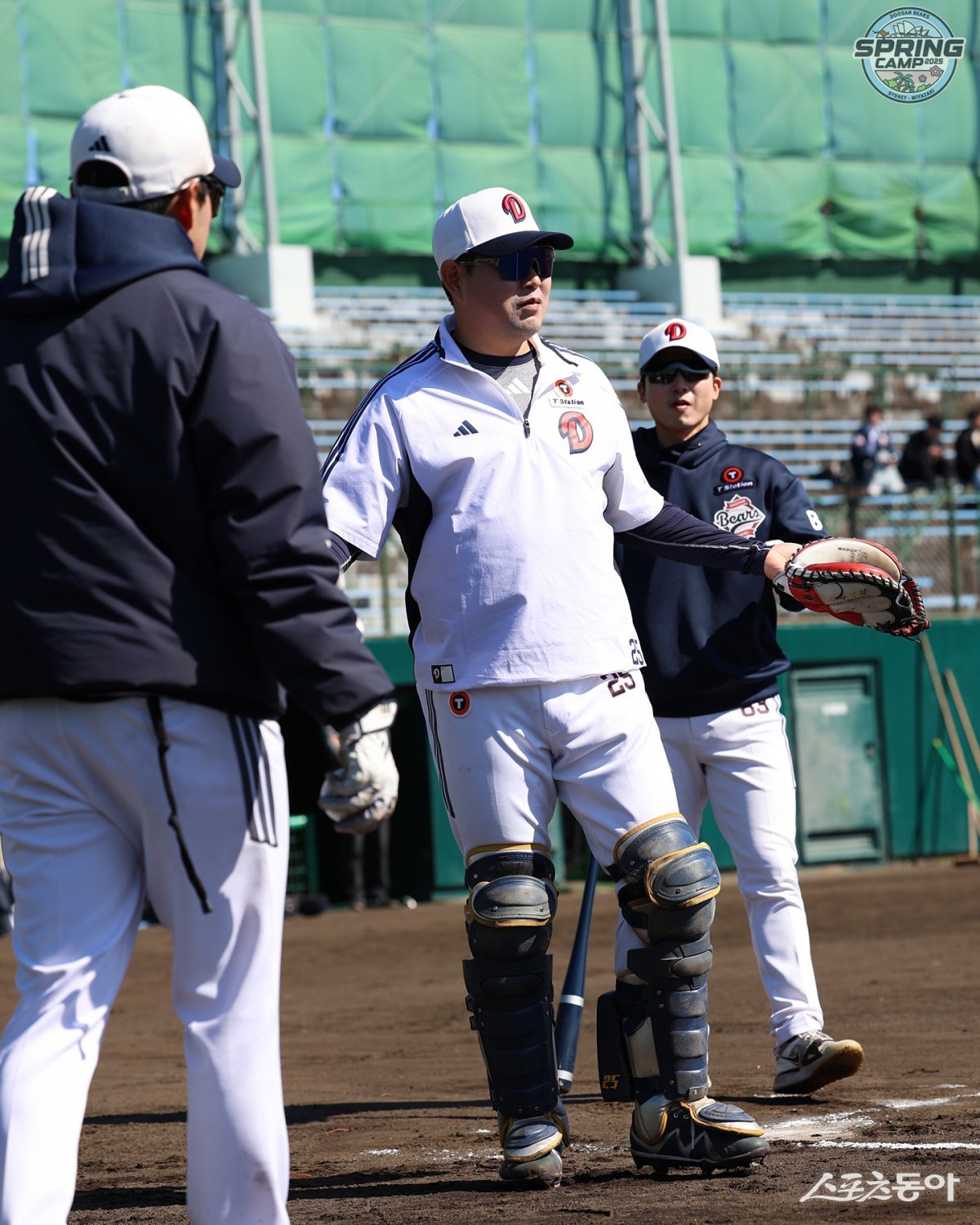 두산 양의지(가운데)가 포수 훈련에 집중하고 있다. 사진제공|두산 베어스