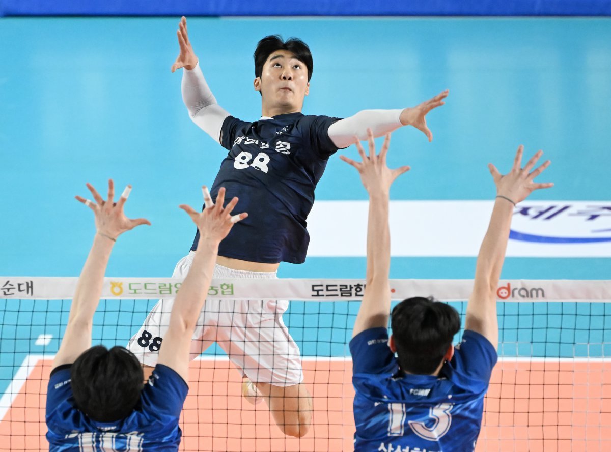 대한항공 임재영(뒤)이 27일 대전충무체육관에서 벌어진 삼성화재와 ‘도드람 2024~2025 V리그’ 남자부 정규리그 6라운드 원정경기 도중 스파이크를 터트리고 있다. 경기 초반 요스바니 대신 투입된 그가 14점을 뽑은 덕분에 대한항공은 3-0으로 이기고 3연승을 달렸다. 사진제공|KOVO