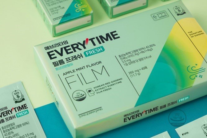 정관장의 ‘에브리타임 필름 프레쉬’. 홍삼농축액을 입에서 녹는 필름 형태로 만들어 휴대와 섭취가 편하다 사진제공|정관장