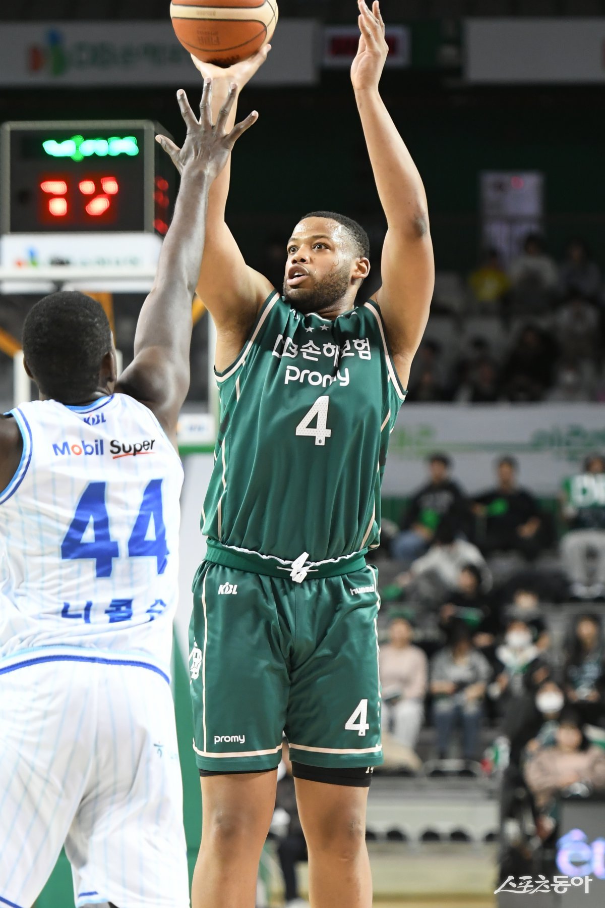 DB 오마리 스펠맨(오른쪽)이 27일 원주종합체육관에서 벌어진 가스공사와 홈경기 도중 앤드류 니콜슨을 앞에 놓고 3점슛을 시도하고 있다. DB가 스펠맨과 이선 알바노를 앞세워 가스공사를 꺾었다. 사진제공|KBL