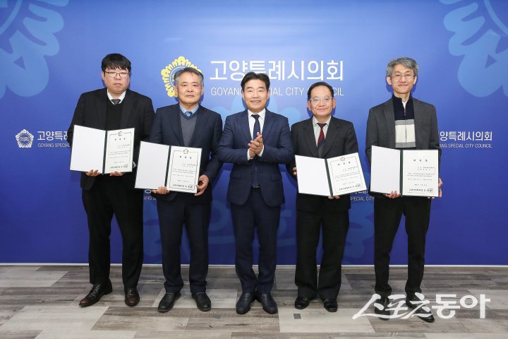 김운남 의장(가운데)이 27일 고양특례시의회, 법률, 재정 고문 신규 위촉하고 있다. 사진제공ㅣ고양시의회