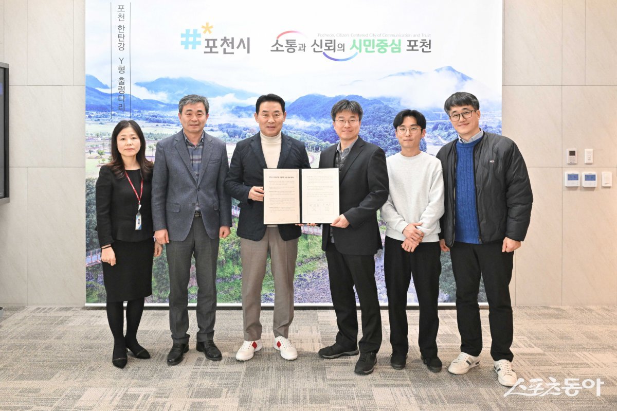 백영현 시장(윈쪽 세번째)이 이마트 포천점과 ‘다자녀가정 우대지원 협약’ 체결하고 기념촬영하고 있다. 사진제공ㅣ포천시