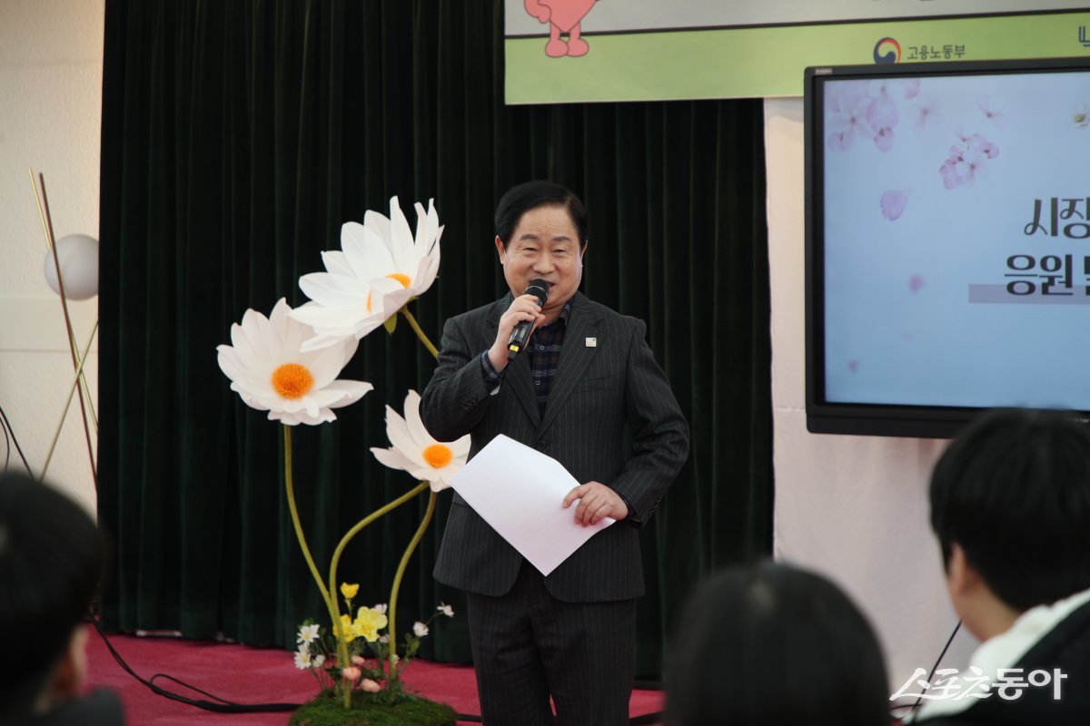 주광덕 시장이 27일 시청 여유당에서 청년들의 자신감을 높이고 구직 의지를 불어넣는 개강식에서 축사를 하고 있다. 사진제공ㅣ남양주시