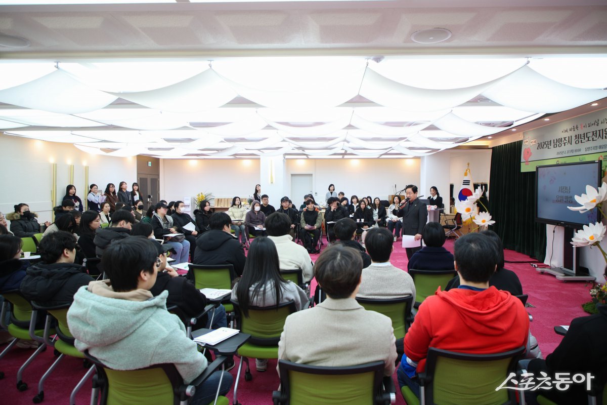 27일 시청 여유당에서 청년들의 자신감을 높이고 구직 의지를 불어넣는 개강식에서 하고 있다. 사진제공ㅣ남양주시