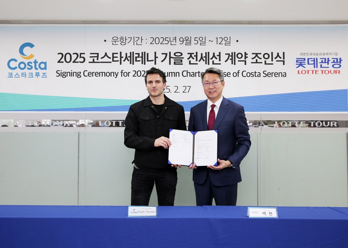 한국에서는 처음으로 진행하는 일본 홋카이도 전세 크루즈 운항 계약을 맺은 백현 롯데관광개발 대표(오른쪽)과 무글리아 프란체스코 코스타 크루즈 CCO 사진제공|롯데관광개발