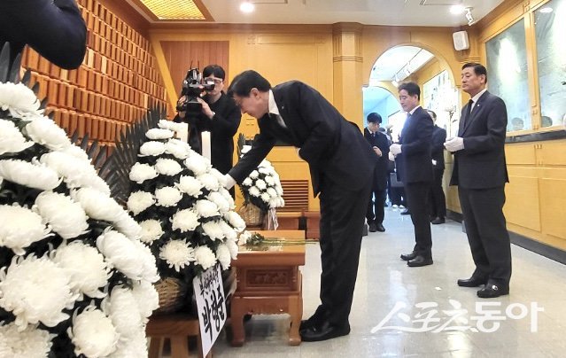 제106주년 삼일절을 맞아 지난 1일 기념 참배행사가 부산 서구에 위치한 중앙공원 광복기념관 위패봉안소에서 열린 가운데 박형준 시장이 헌화하고 있다. (사진제공=부산시설공단)