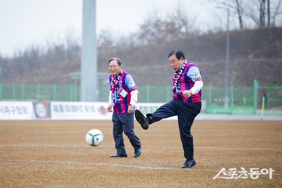 최민호 세종특별자치시장이 지난 1일 세종시민운동장에서 열린 세종SA축구단과 대구FC B의 경기를 시축했다. 사진제공|세종시청