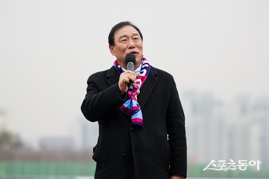 최민호 세종특별자치시장이 지난 1일 세종시민운동장에서 열린 세종SA축구단과 대구FC B의 경기를 축사했다. 사진제공|세종시청