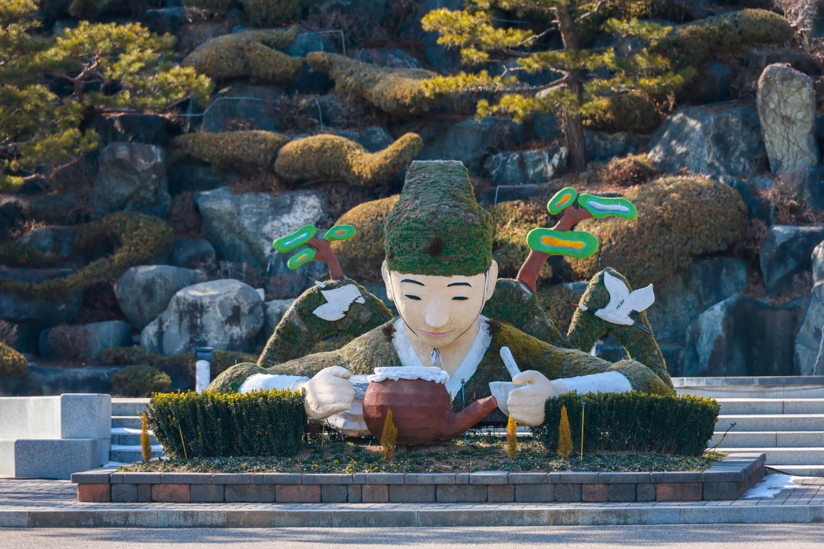 산청 동의보감촌 입구에 있는 동의폭포 광장. 동의보감촌은 엑스포주제관을 비롯해 한의학박물관 등 여러 시설을 공원처럼 꾸며 조성했다                   사진제공｜한국관광공사