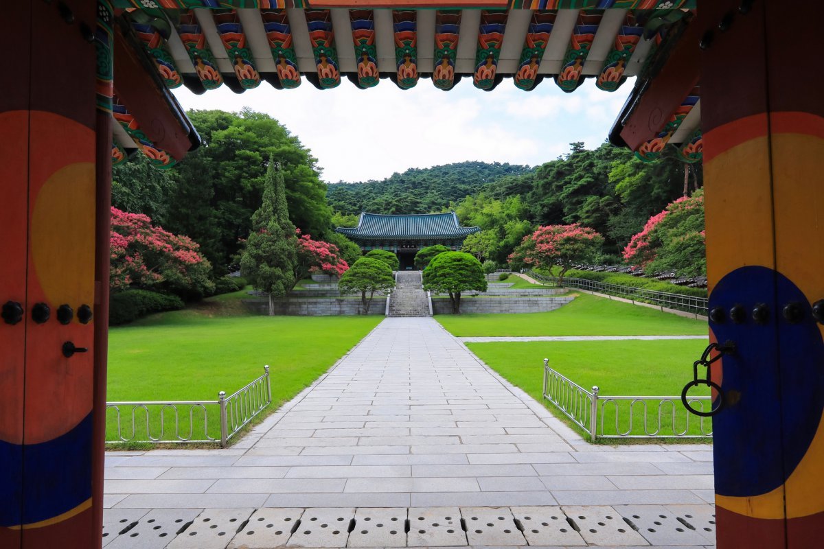 잘 관리된 경내가 경건함을 느끼게 하는 아산 현충사. 사당을 가장 위에 두고 그 아래로 고택, 활터, 구 현충사 건물, 정려, 기념관 등이 모여 있다          사진제공｜아산시