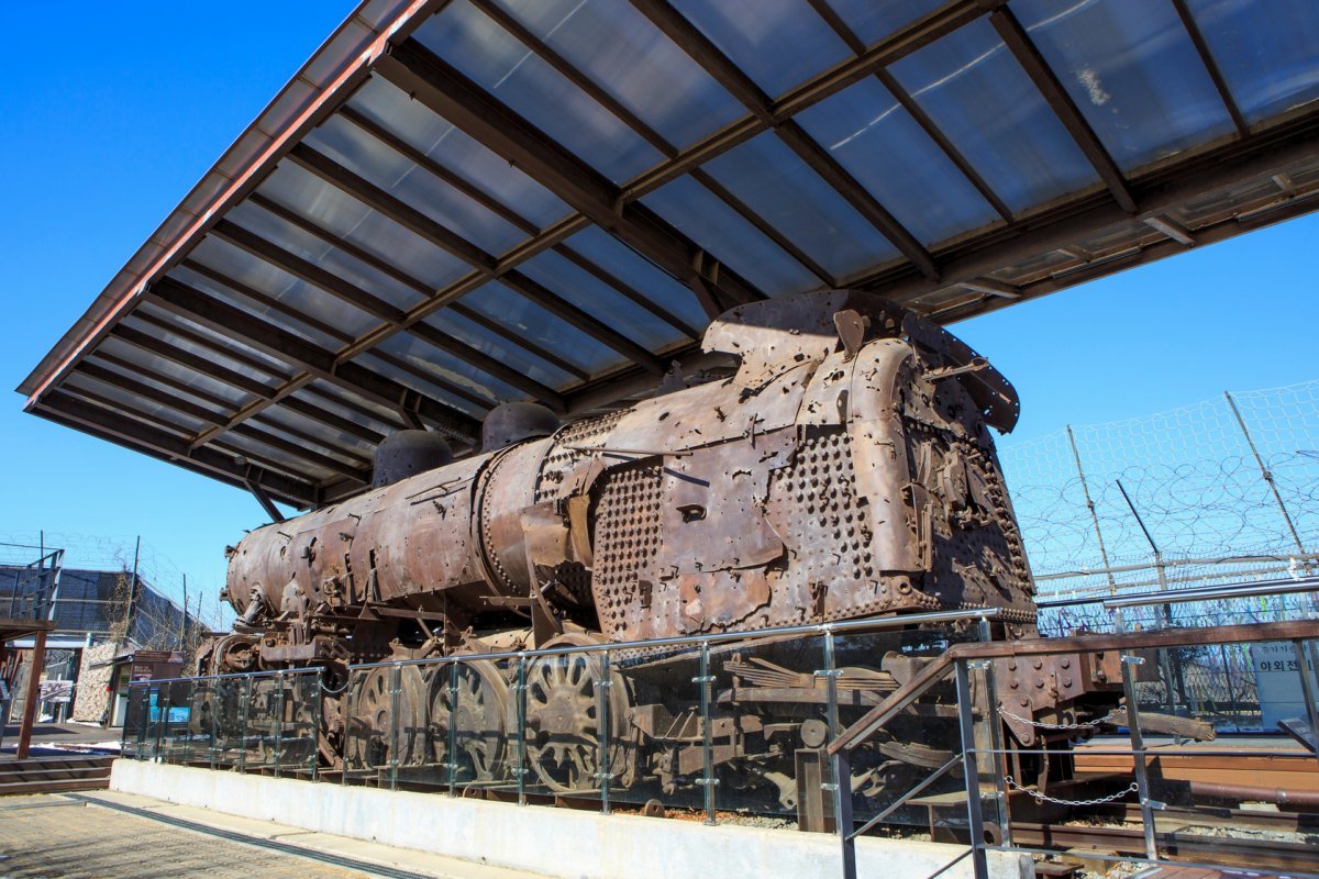 파주 임진각 평화누리공원에 있는 경의선 장단역 증기기관차. 차체에 전쟁 중에 입은 총탄 자국이 선명하다    사진제공｜한국관광공사
