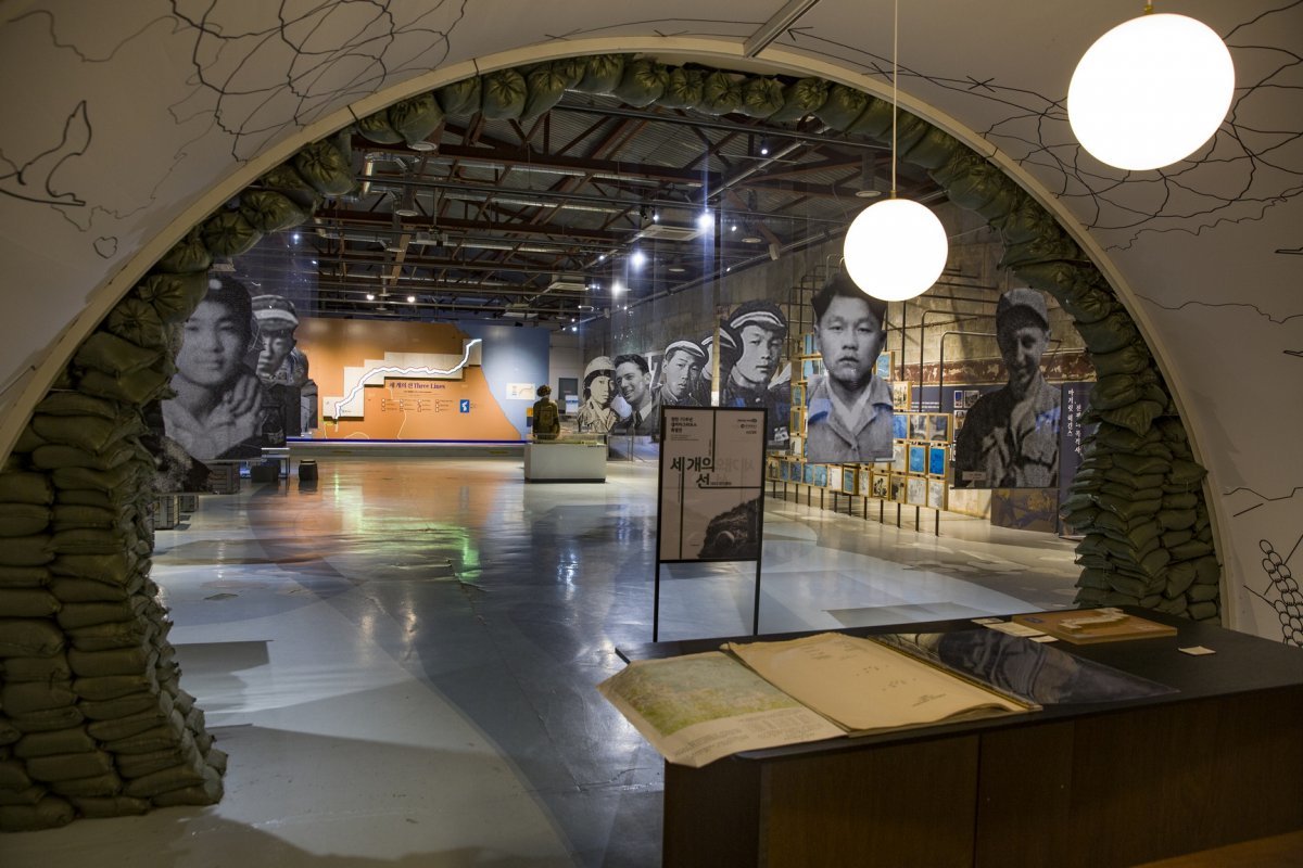 임진각 평화 곤돌라를 타고 방문할 수 있는 옛 미군 주둔 시설 캠프 그리브스의 전시관, 정전 협정 서약서와 학도병들의 사연을 전시하고 있다              사진제공｜경기관광공사