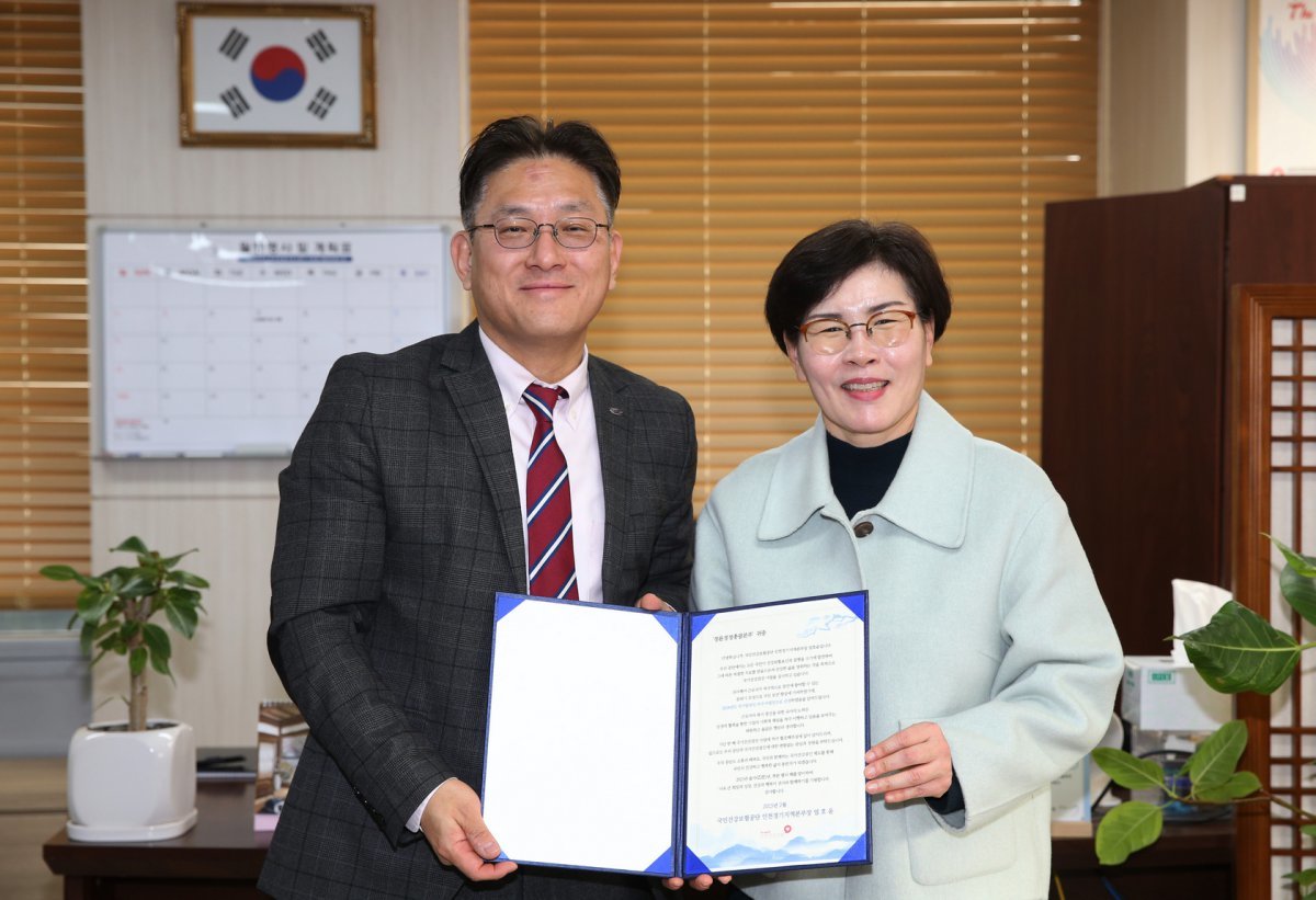 최우녕 경륜경주사업본부장(왼쪽)과 서미경 국민건강보험공단 광명지사장이 기념촬영을 하고 있다 사진제공|국민체육진흥공단
