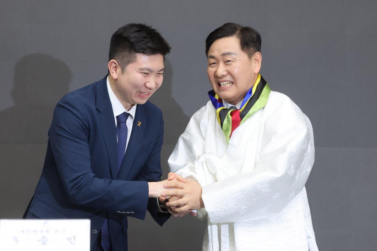 유승민 대한체육회장(왼쪽)이 2월 28일 서울 송파구 올림픽파크텔에서 열린 ‘2025년도 체육회 정기 대의원총회’에서 진행된 대의원 투표 결과 2036년 하계올림픽 유치 후보 도시로 선정된 전라북도 김관영 전북지사와 악수하고 있다. 뉴시스