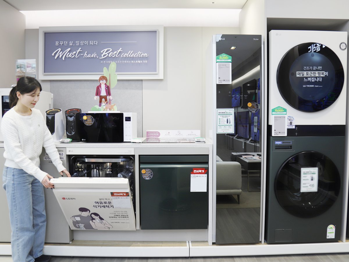 ‘전국 동시 세일’ 행사 상품을 살펴보고 있는 모델. 사진제공｜롯데하이마트