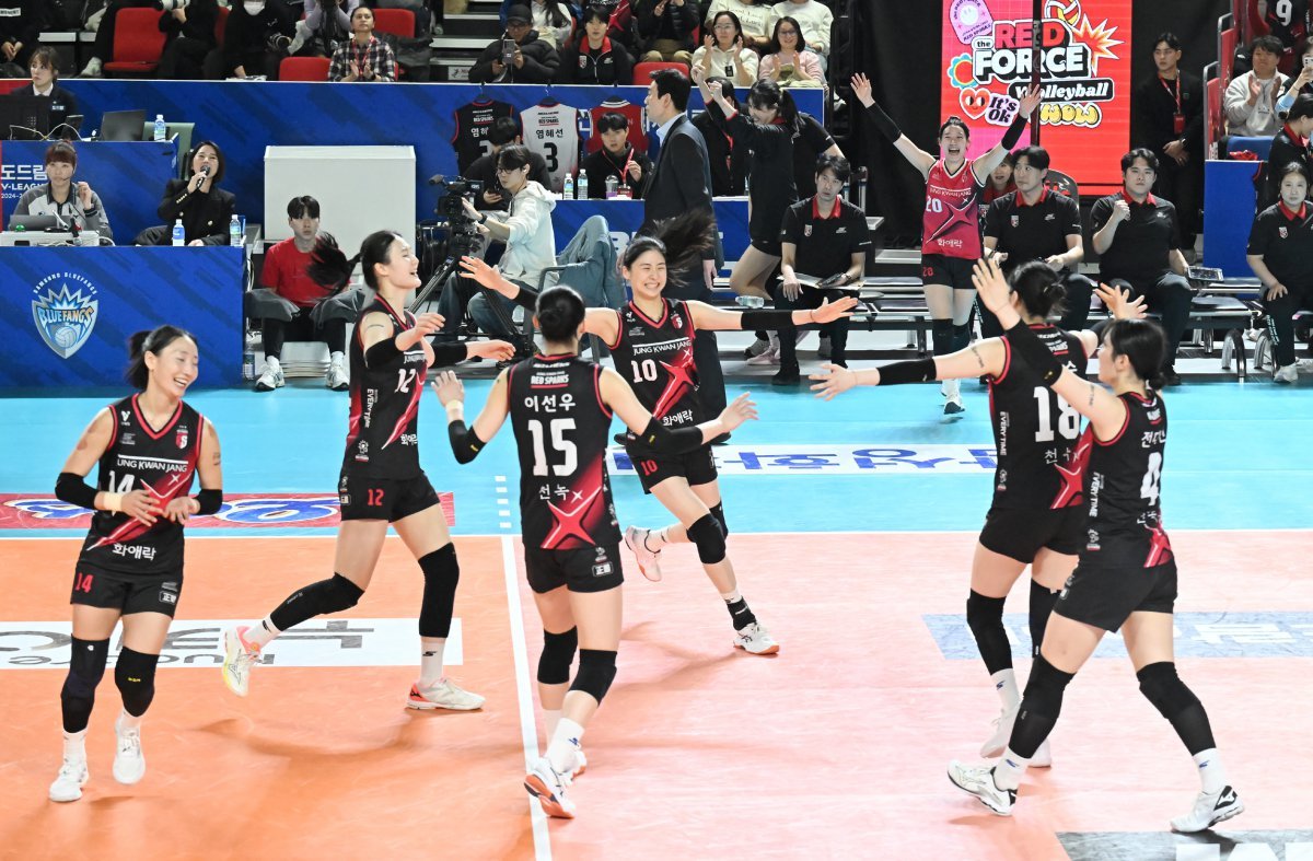 정관장 선수들이 1일 대전충무체육관에서 벌어진 2024~2025시즌 V리그 여자부 정규리그 6라운드 홈경기에서 흥국생명을 꺾은 뒤 기뻐하고 있다. 사진제공｜KOVO