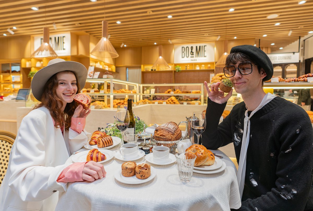 ‘보앤미’ 매장에서 메뉴를 즐기고 있는 모델들. 사진제공| 신세계푸드