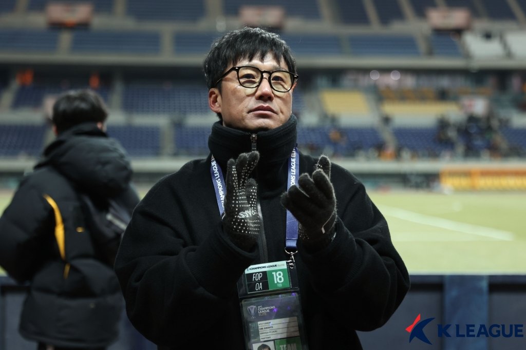 광주 이정효 감독이 지난달 18일 광주월드컵경기장에서 열린 부리람(태국)과 2024~2025시즌 ACLE 동아시아권역 리그 스테이지 8라운드 홈경기를 2-2 무승부로 마친 뒤 박수를 치고 있다. 사진제공｜한국프로축구연맹