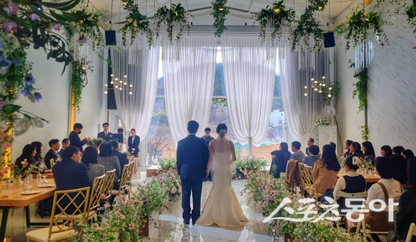 지난 1일 스튜디오 루다에서 올해 1호 커플이 ‘작은 결혼식’을 올렸다. 사진제공|포항시