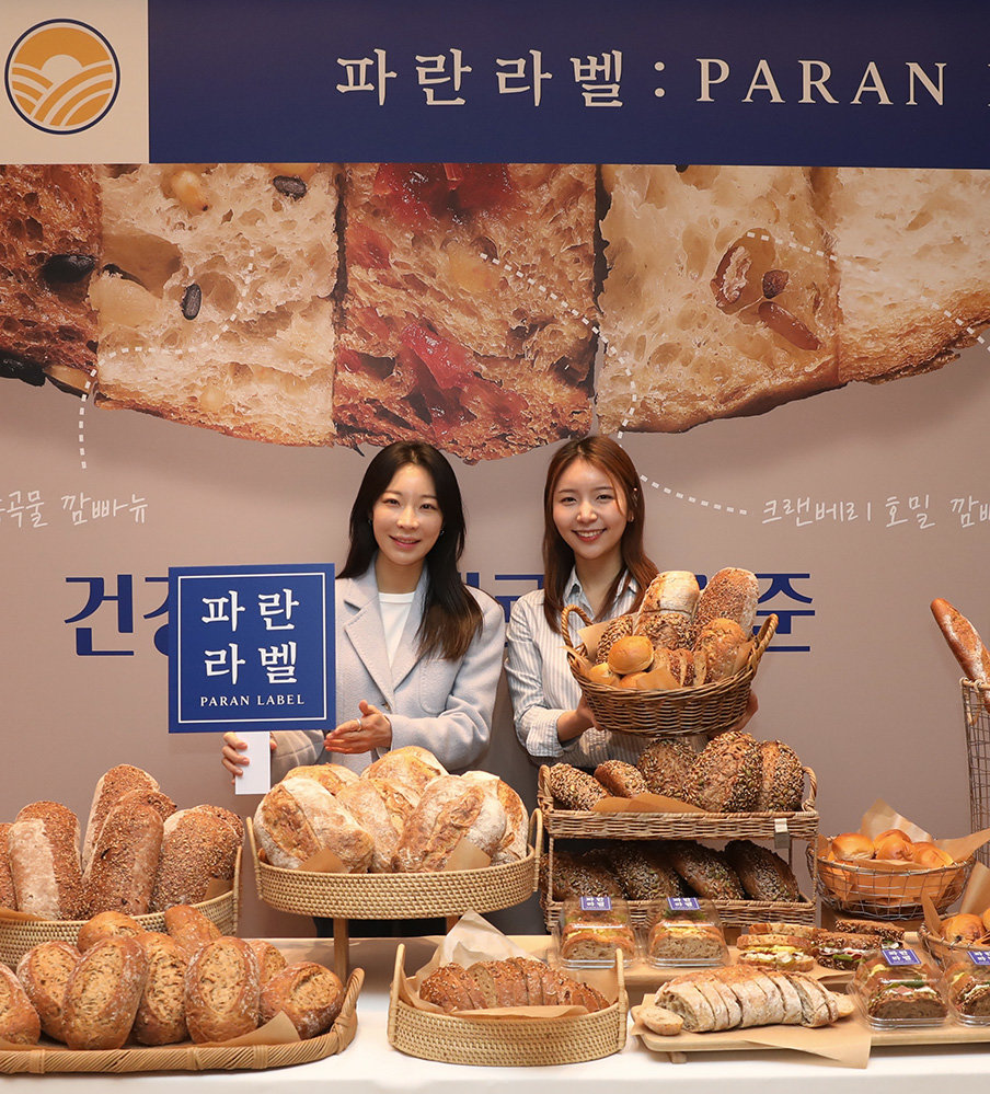 ‘맛있는 건강빵’을 구현한 ‘파란라벨’을 소개하고 있는 모델들. 사진제공｜SPC 