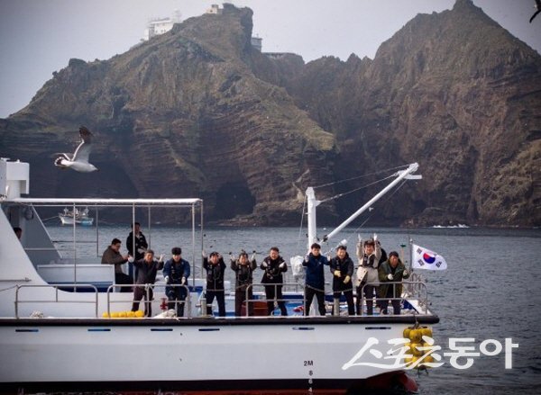 남한권 울릉군수와 어촌관계자들이 어린해삼과 전복종패를 독도 마을어장에 방류하고 있다. 사진제공 ㅣ 울릉군