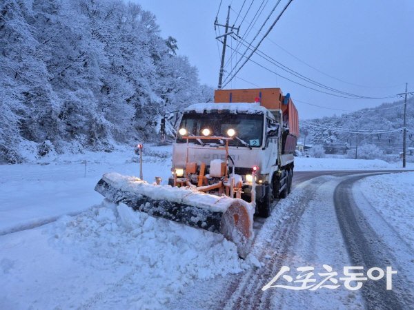 영주시는 제설대책 비상근무에 돌입해 신속한 제설작업을 하고 있다. 사진제공 ㅣ 영주시