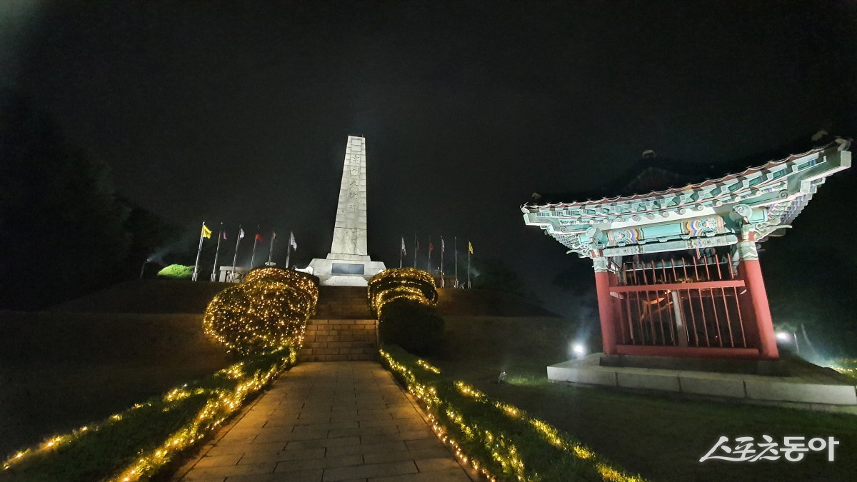 야간 개장한 행주산성 행주대첩비. 사진제공ㅣ고양시