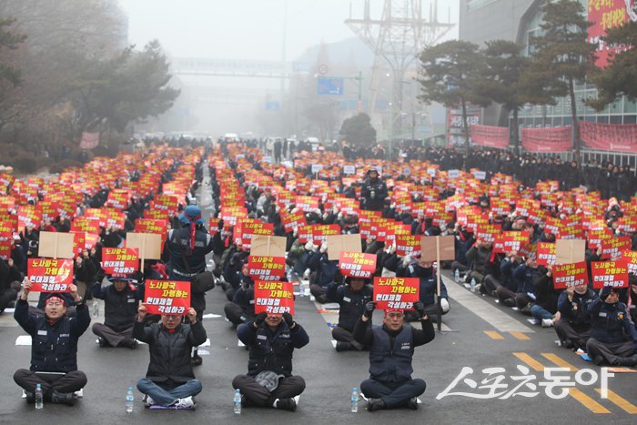 현대제철 노사간 갈등이 진정국면보다 강 대 강으로 대치하고 있다. 사진은 현대제철 노조의 시위광경. 사진제공ㅣ현대제철 노조 홈페이지 화면 캡처