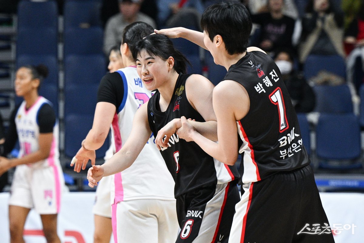 BNK 박혜진(오른쪽)이 3일 사직체육관에서 열린 삼성생명과 4강 PO 1차전 도중 3점슛을 터트린 이소희를 축하해주고 있다. 사진제공|WKBL