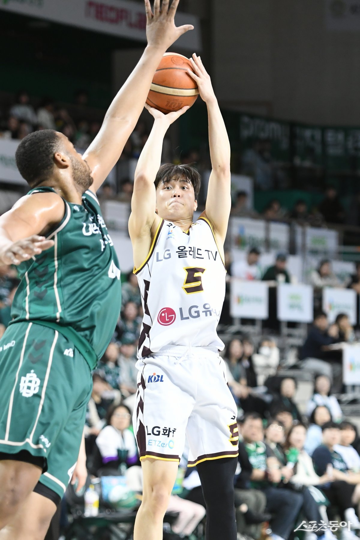 LG 양준석(오른쪽)이 3일 열린 DB와 원정경기 도중 3점슛을 시도하고 있다. 양준석은 이날 무득점에 그치는 등 최근 주춤하고 있다. 사진제공|KBL