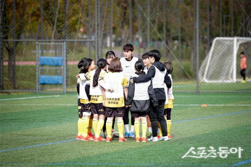 2024년 세종스포츠토토 여자축구교실에서 스포츠토토여자축구단 선수와 함께 즐거운 시간을 보내고 있는 유소녀 회원들. 사진제공|스포츠토토코리아