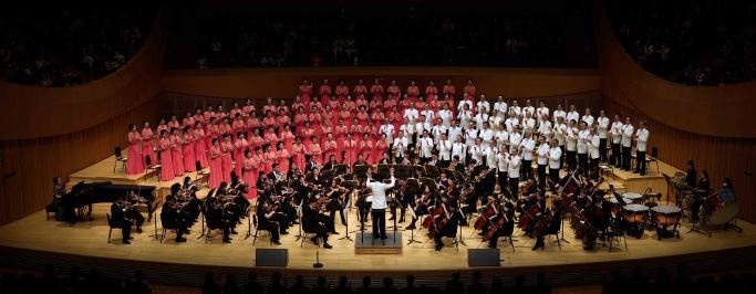 김상경 지휘자와 백세합창단.