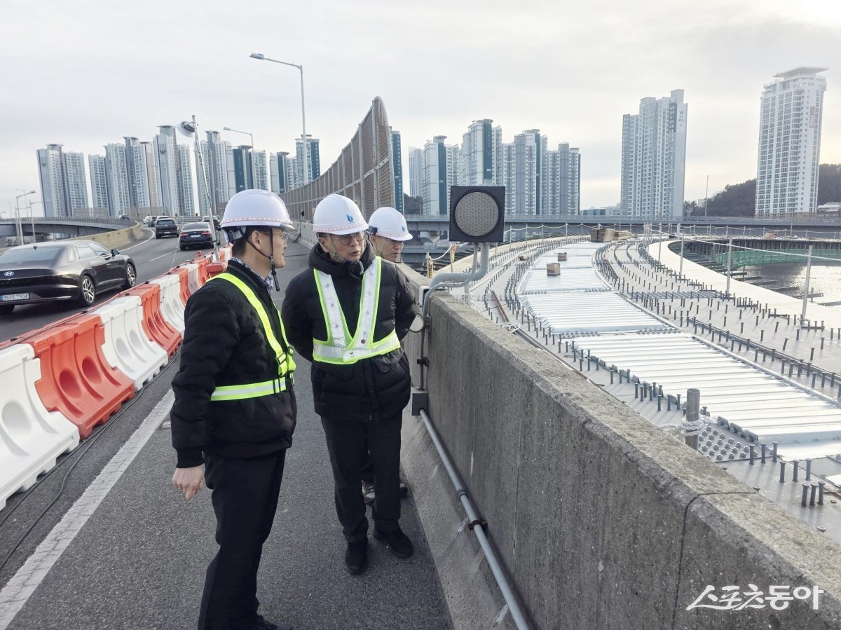 박태웅 공단 경영본부장겸 도시기반본부장(중)과 김동석 교량시설팀장(좌측)이 광안대교 접속도로 공사 구간을 둘러보며 점검을 하고 있다. (사진제공=부산시설공단)