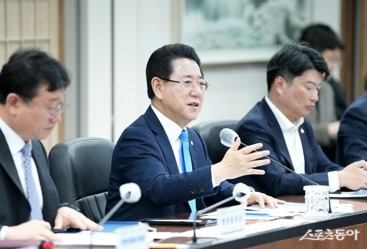 김영록 전라남도지사가 4일 오전 도청 서재필실에서 실국장 정책회의를 주재하고 있다. 사진제공=전남도