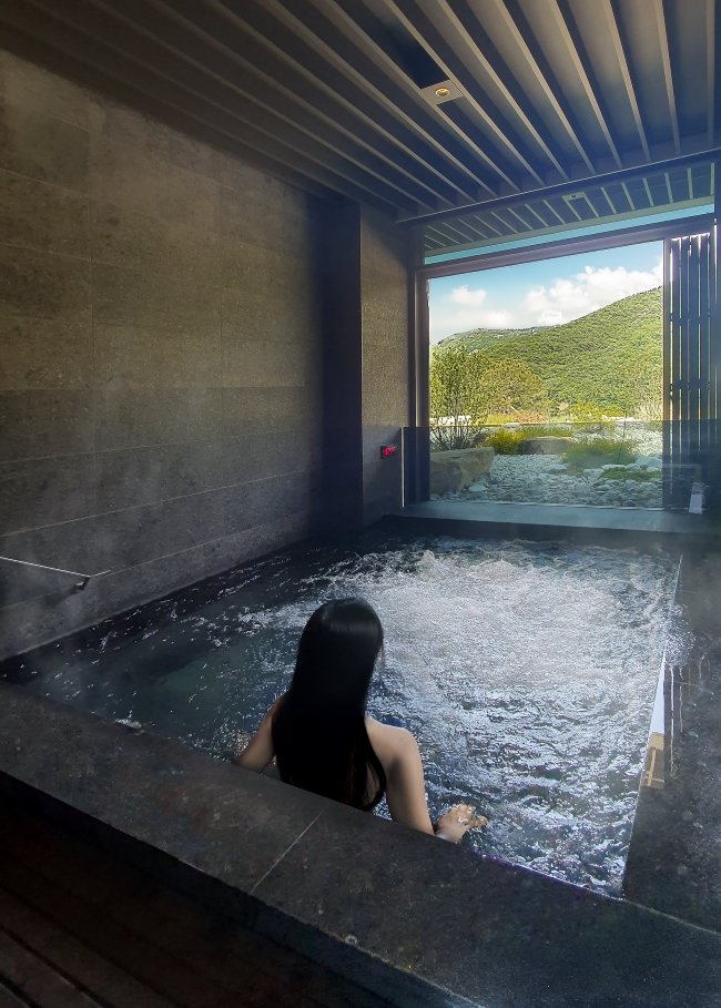 천연 온천을 즐길 수 있는 성문안CC 클럽 하우스 노천탕 사진제공|HDC리조트