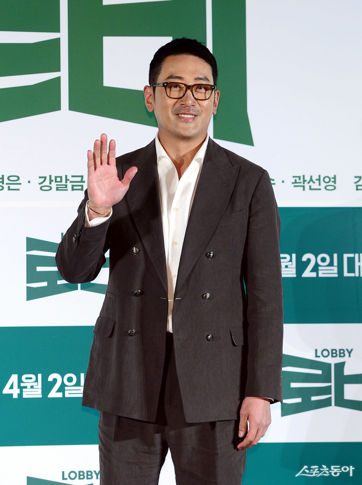 4일 서울 광진구 롯데시네마 건대입구에서 열린 영화 ‘로비’ 제작보고회에 참석한 하정우가 카메라를 향해 포즈를 취하고 있다. 김민성 기자 marineboy@donga.com