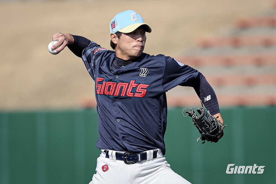 롯데 셋업맨 구승민이 지난달 28일 일본 미야자키 미야코노조구장에서 열린 지바롯데와 교류전 8회 구원등판해 힘차게 공을 던지고 있다. 사진제공|롯데 자이언츠