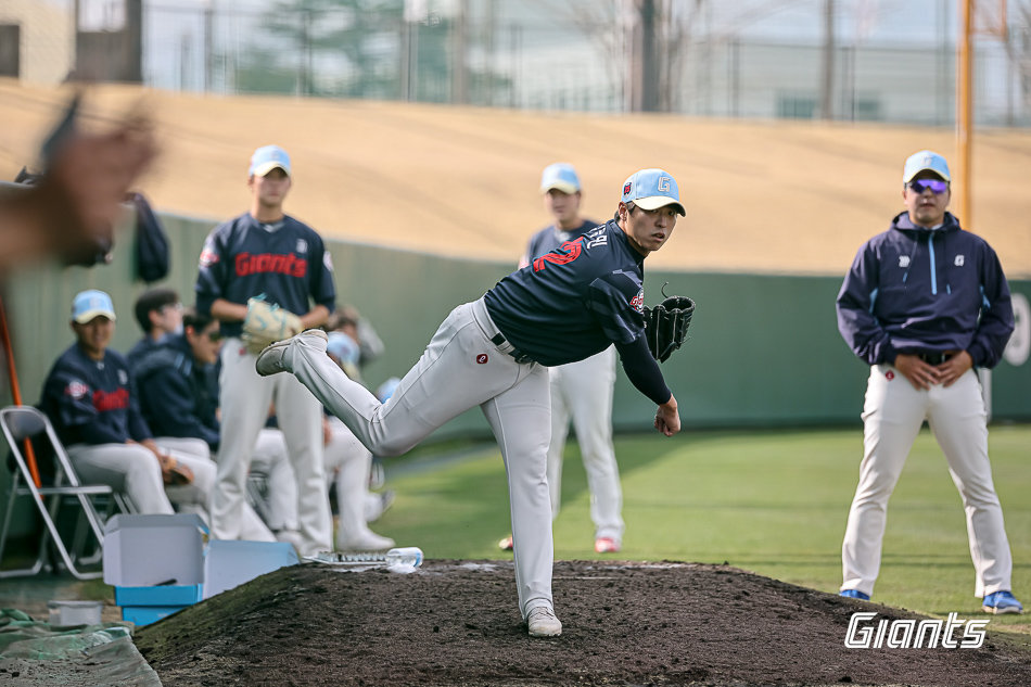 롯데 셋업맨 구승민이 지난달 28일 일본 미야자키 미야코노조구장에서 열린 지바롯데와 교류전 도중 불펜에서 등판을 준비하고 있다. 사진제공|롯데 자이언츠