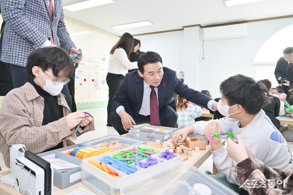 백영현 시장이 초등학생 돌봄 학생과 대화를 하고 있다. 사진제공ㅣ포천시