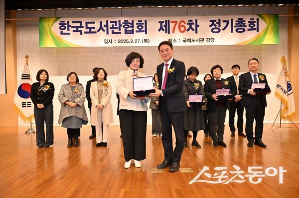 송영희 포항시평생학습원 원장이 지난 27일 서울 여의도 국회도서관에서 올해 한국도서관상 개인상을 수상했다.(왼쪽부터 송영희 포항시 평생학습원장, 곽승진 한국도서관협회 회장) 사진제공｜포항시