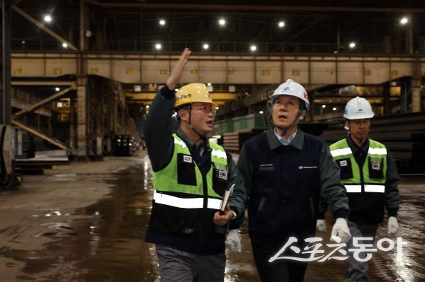 지난해 지역 기업 현장을 방문한 이강덕 포항시장. 사진제공|포항시